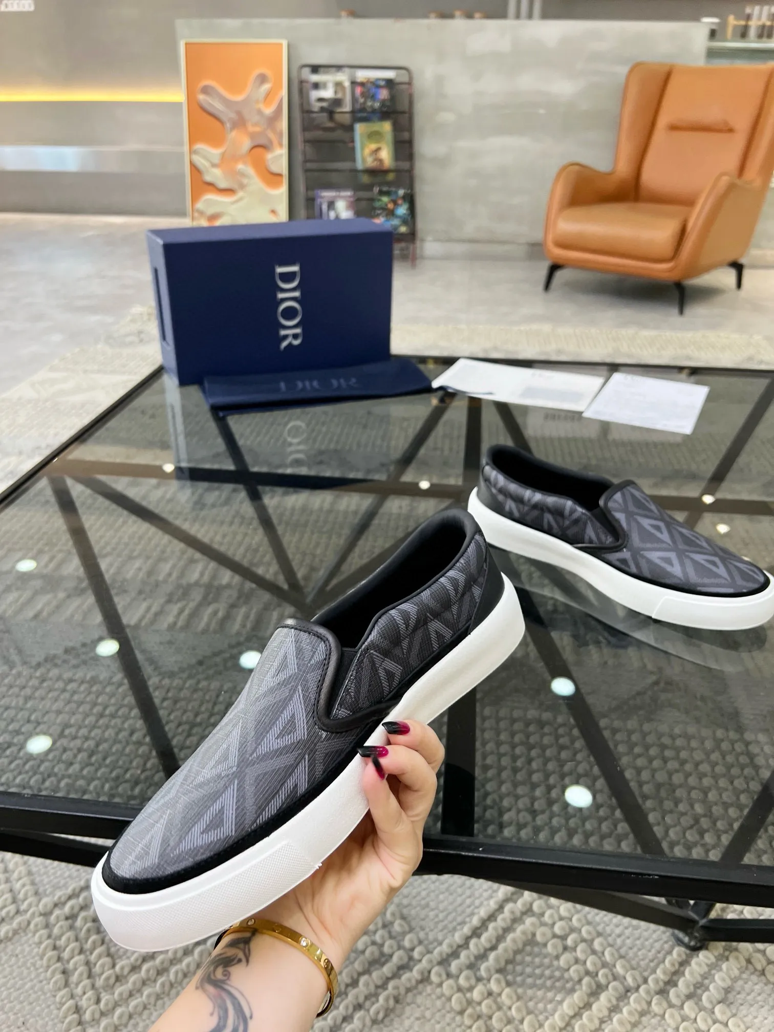 Factory price: 380💰D 🔍Top purchasing agent🇮🇹 Dior's super popular sneakers, popular sneakers, new products are synchronized with the counters. The uppers are imported cowhide from Italy. It is perfectly reproduced with complex craftsmanship that is a must-have for fashionistas. Imported soft water-dyed cowhide lining and foot pads Sole: The original sole is specially provided by the original factory, the exclusive movable molded sole is super comfortable, the original factory follows the order, 🔍🔍high quality, you can enter and exit the counter at will, welcome to compare, the code number is 39-44 (38 45 can be ordered)